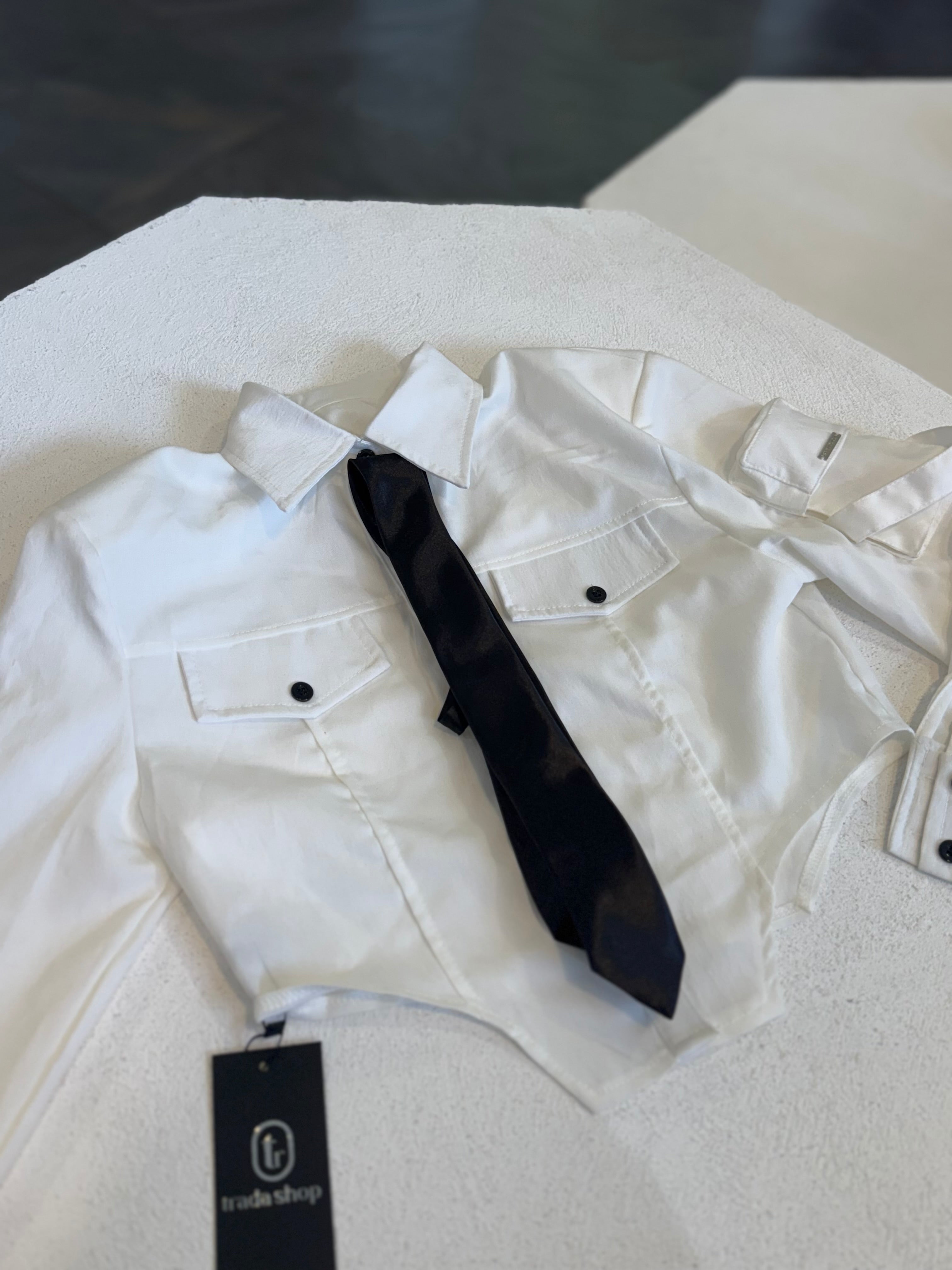 CAMISA BLANCA CORTA CORBATA